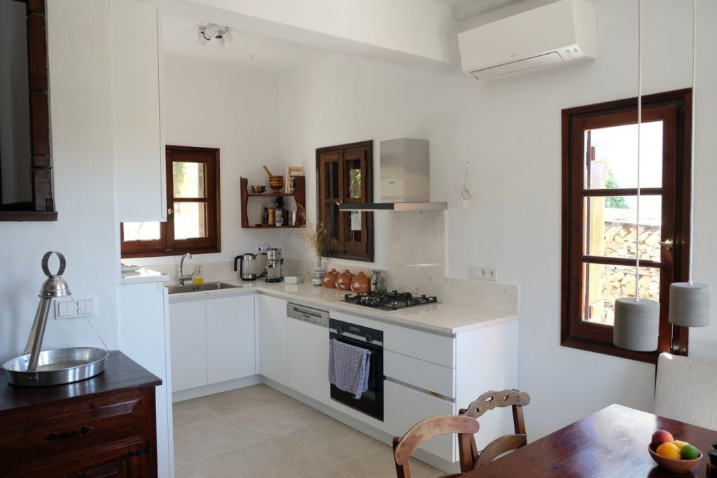 Kitchen. Modern cottage for rent in Lafkos Pelion. Holidays in Greece. 