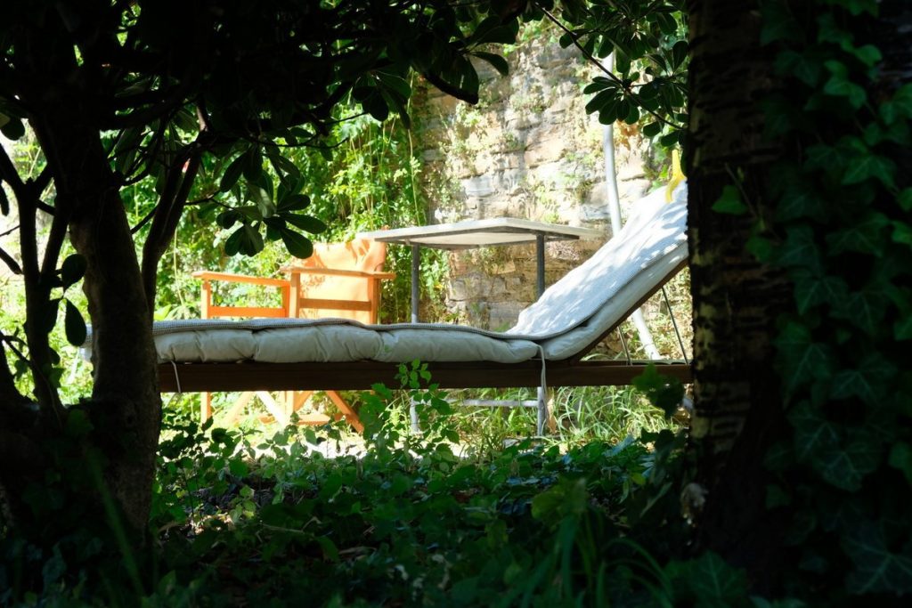 Sun lounger. Modern cottage for rent in Lafkos. House to let. Vacation home in Pelion. Holidays in Greece.