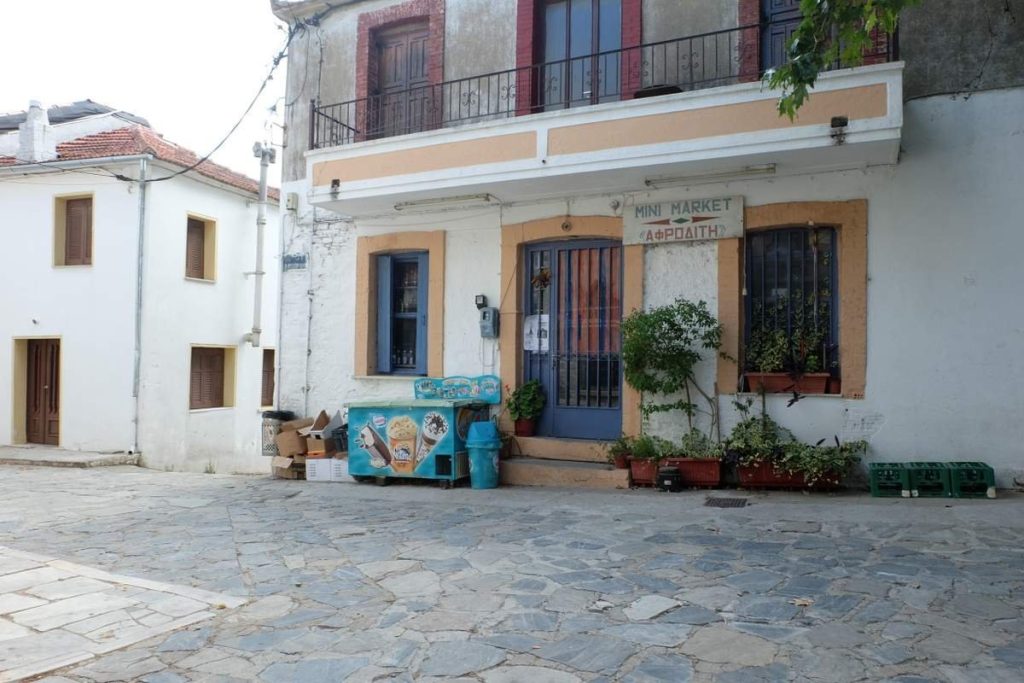 Minimarket in Lafkos. The Village Lafkos is one of the most beautiful and authentic places on the Greek peninsula of Pelion, characterized by an atmospheric square and the absence of cars. Vacation home in Pelion. Holidays in Greece.