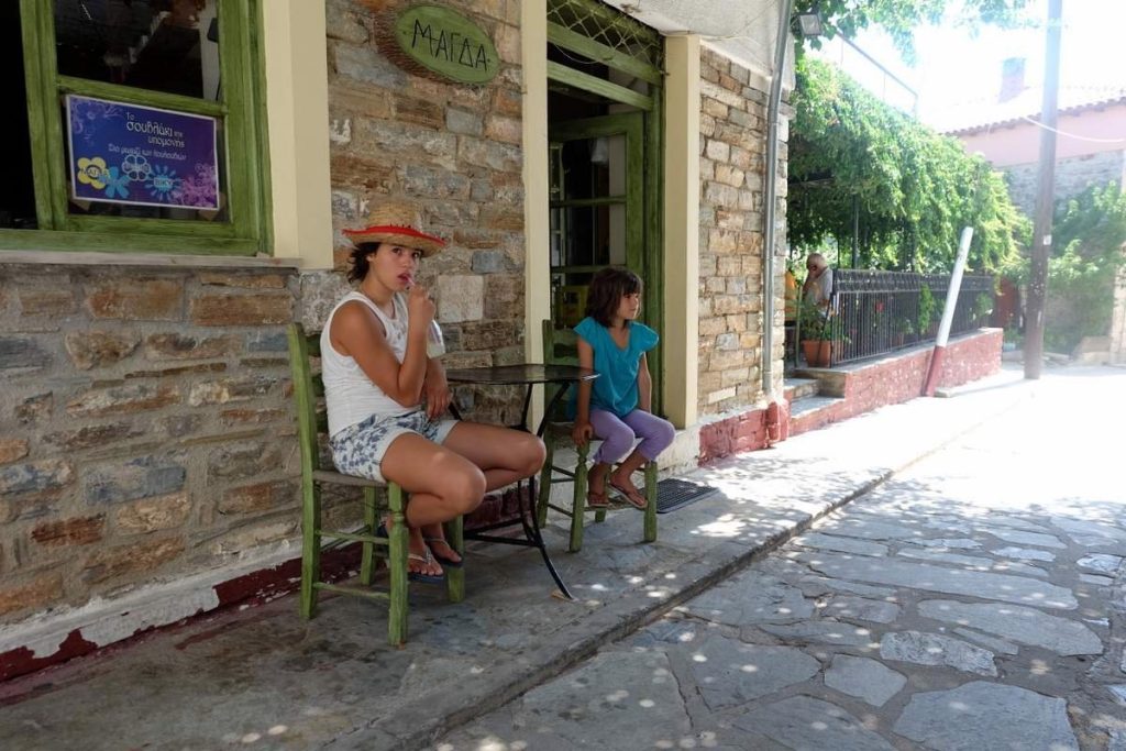 Die Taverne von Magda ist fast immer offen und bekocht jeden Gast mit der kostbaren Liebe einer griechischen Mama.