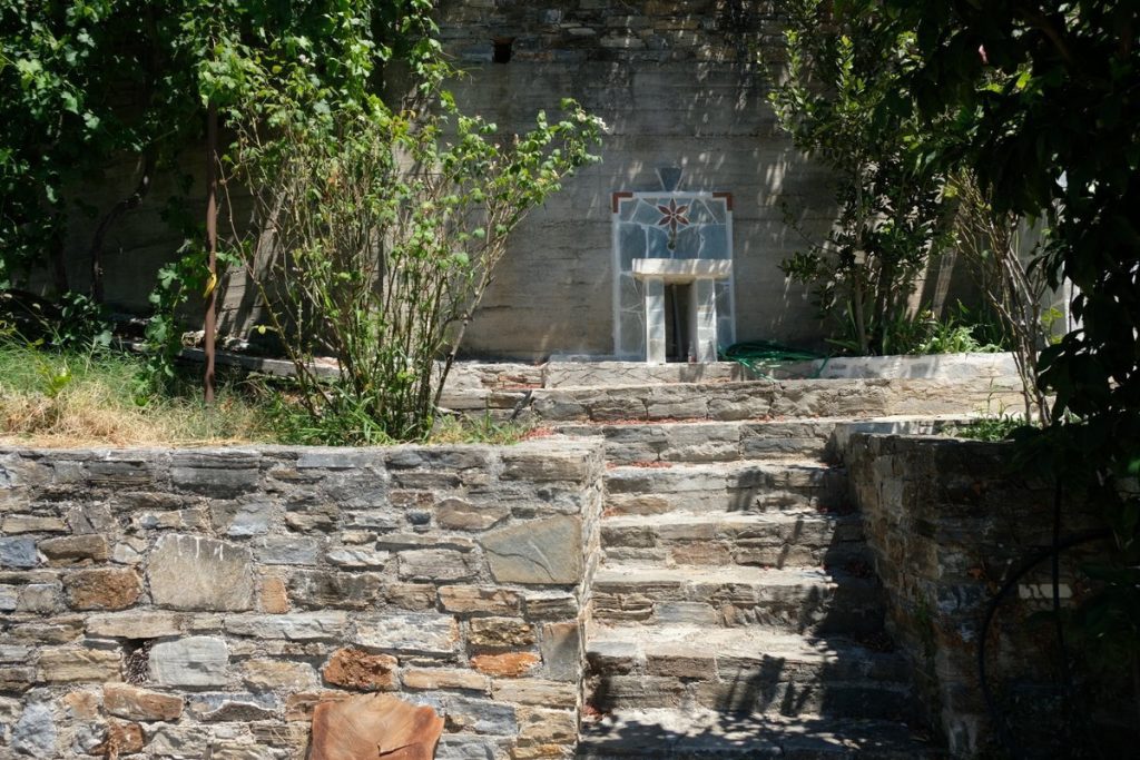 Outdoor sink. Modern cottage for rent in Lafkos. House to let. Vacation home in Pelion. Holidays in Greece.