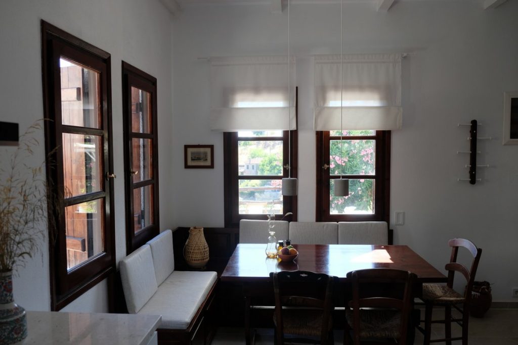 Dinner table. Modern cottage for rent in Lafkos. House to let. Vacation home in Pelion. Holidays in Greece.