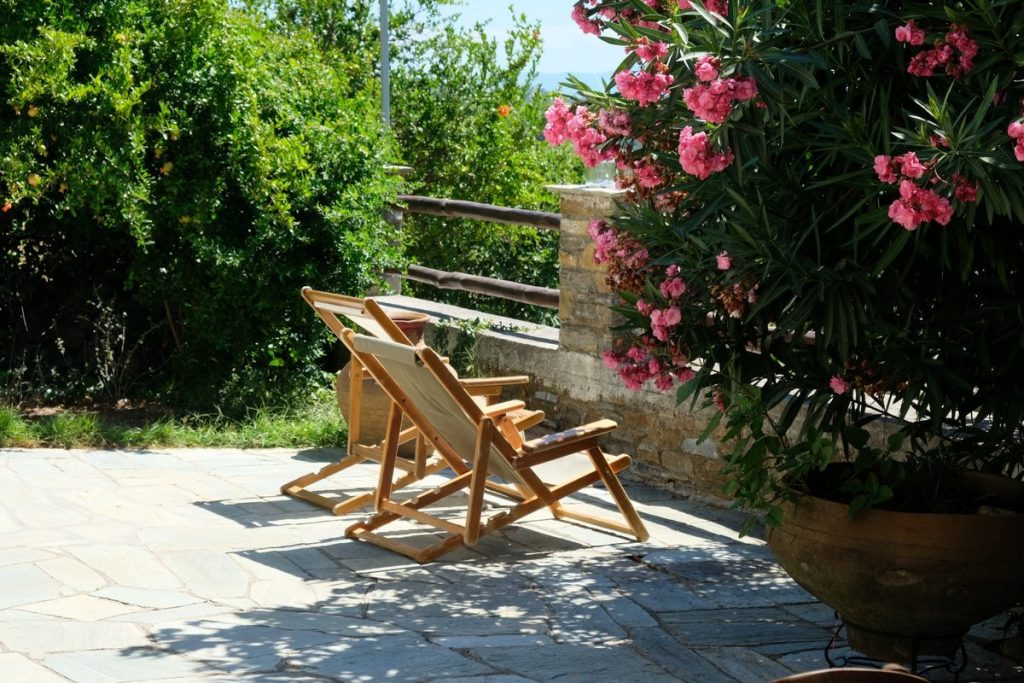 Deck chair. Modern cottage for rent in Lafkos. House to let. Vacation home in Pelion. Holidays in Greece.