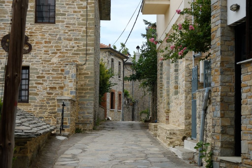 Alley in Lafkos. Come and visit a picturesque and authentic mountain village in Greece, close to the sea and the nature.
