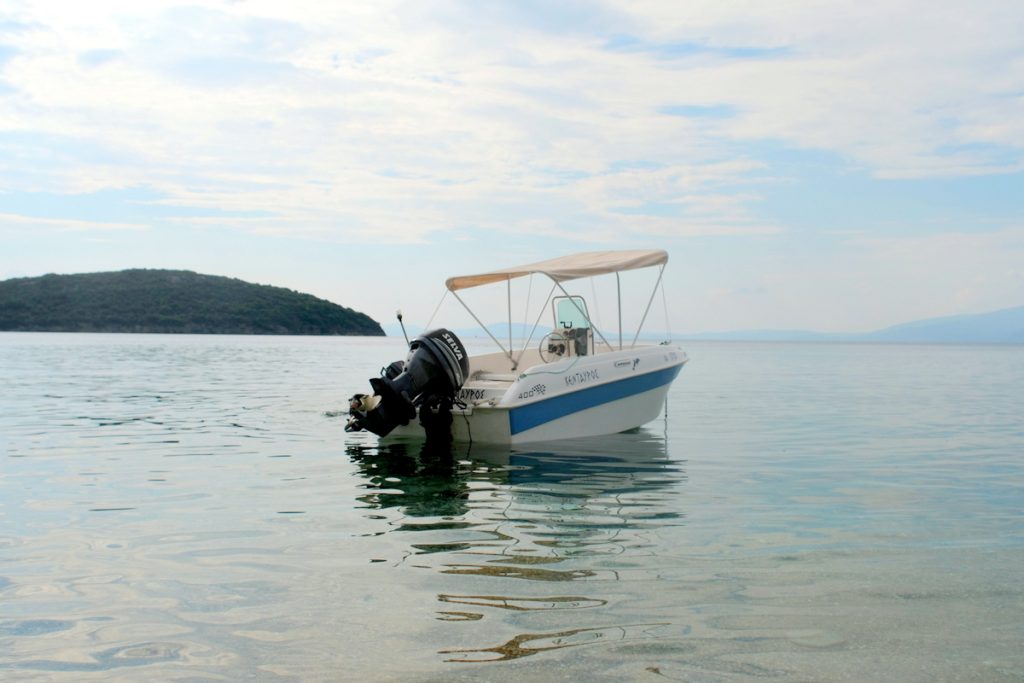 Boating at the Pagasetic Gulf close to island Alata and Milina. Cottage with boat in Lafkos Pelion. Boating in Greece