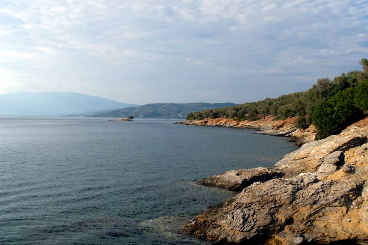 Alatas, explore the picturesque small islands of South Pelion and the unique mix of blue sea and green mountains.