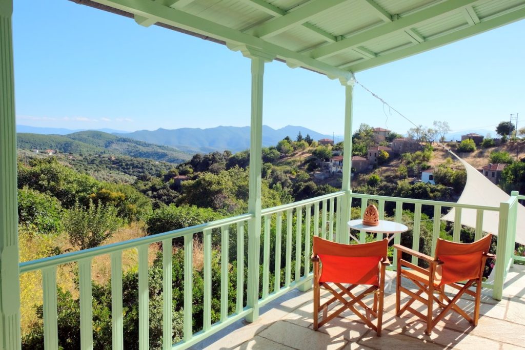 Der grenzenlose Blick von der Terrasse des  Ferienhauses auf das sagenhafte Grün des Süd-Pilion.