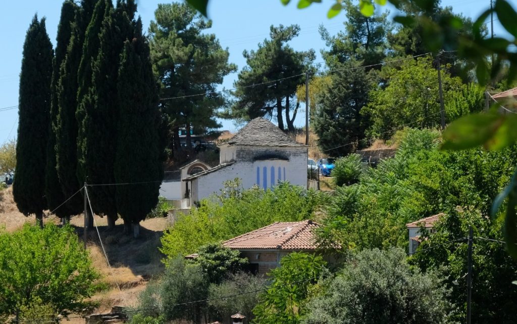 View from the cottage to a chapel. Experience a holiday home with a view in the beautiful village of Lafkos in the south of Pelion.