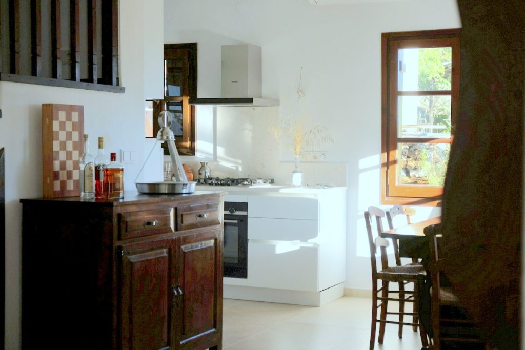 Visit a beautiful apartment in the charming mountain village of Lafkos and enjoy the best equipped kitchen far and wide.