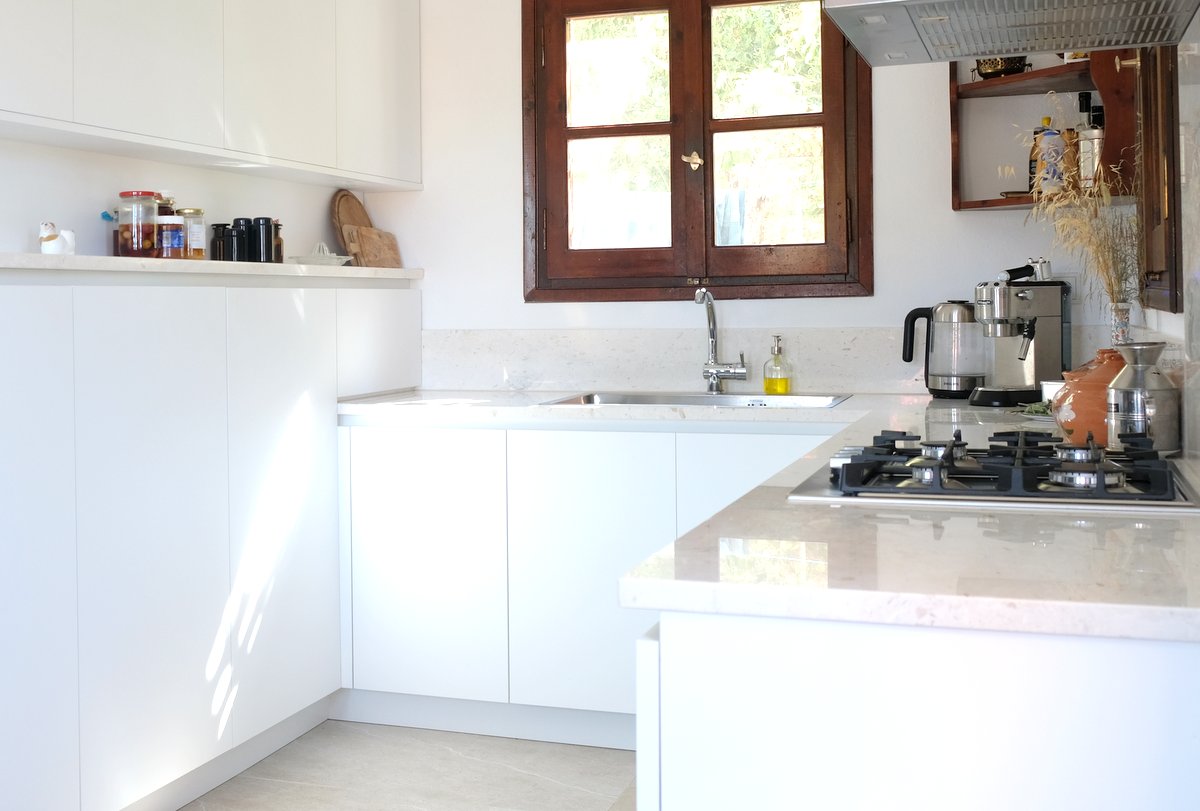 Fully equipped kitchen. Enjoy a lovely apartment in the beautiful mountain village Lafkos in Pelion.