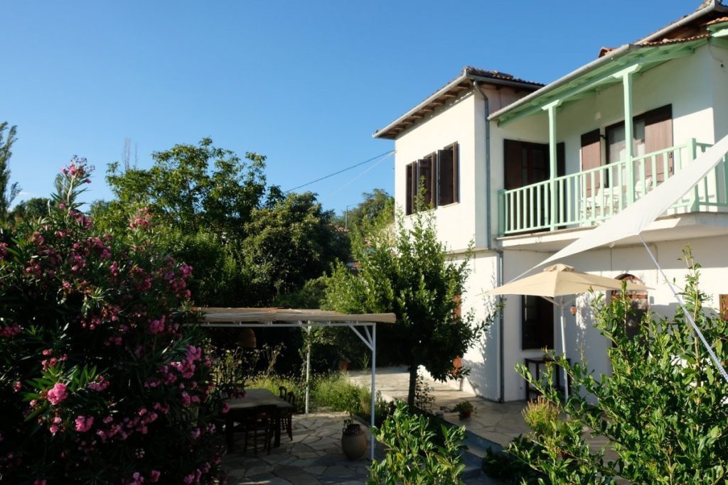 Holiday apartment in Lafkos, one of the most beautiful and authentic places on the Greek peninsula of Pelion, characterized by an atmospheric square and the absence of cars. 