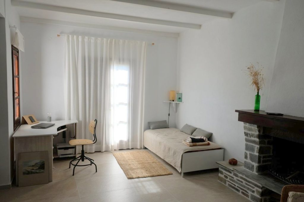 Single bed. Modern cottage for rent in Lafkos. Cottage with view in Greece.  Feel good in the Pelion. Holidays in Greece.
