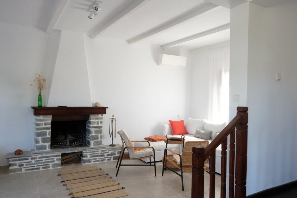 Living room with fireplace. Explore the fabulous nature of South Pelion by staying in a beautiful cottage in the charming village of Lafkos.