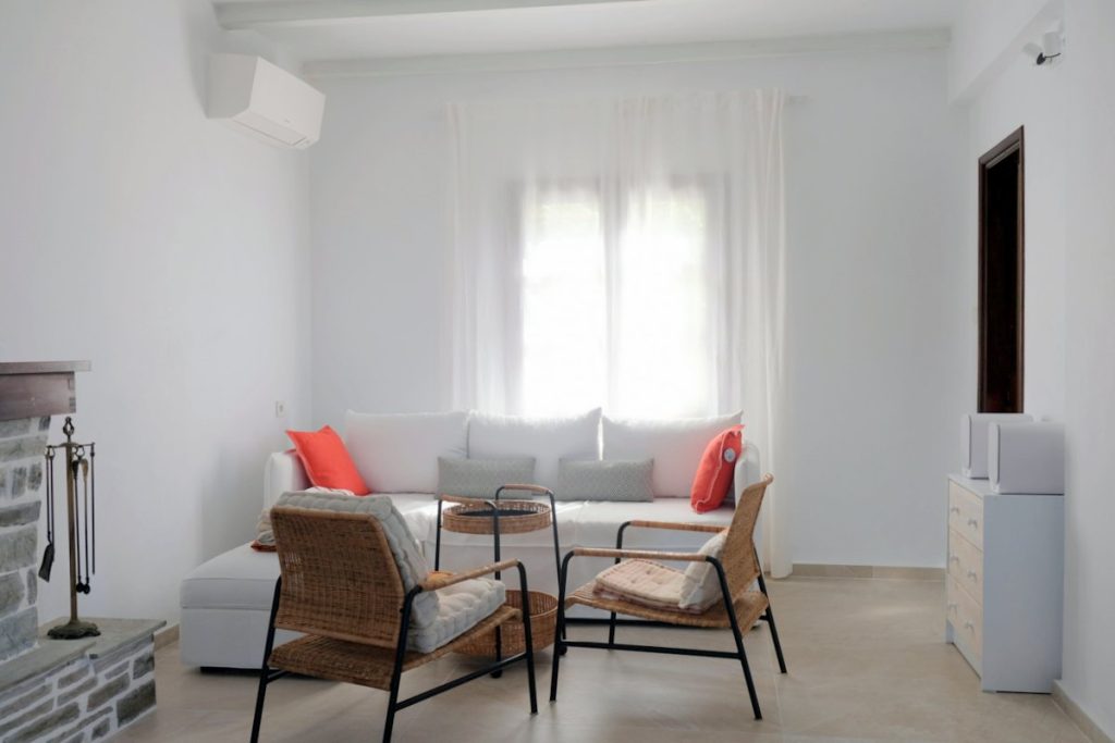 Im modernen Wohnzimmer des Ferienhauses im Pilion verschmelzen Behaglichkeit und Stil.