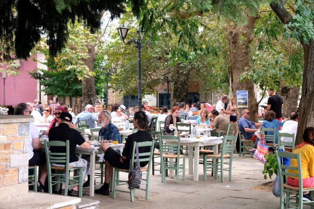 Der Dorfplatz von Lafkos gehört zu den schönsten des Pilion und lädt nicht nur hungrige Besucher zum Bleiben ein.